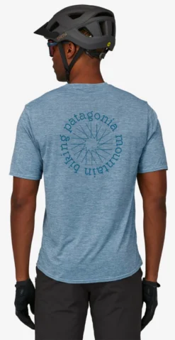 T-Shirt Patagonia Men Cap Cool Daily Graphic Shirt Lands Lost And Found Quartz Coral X Dye -StormGear Verkoop 3 45385202